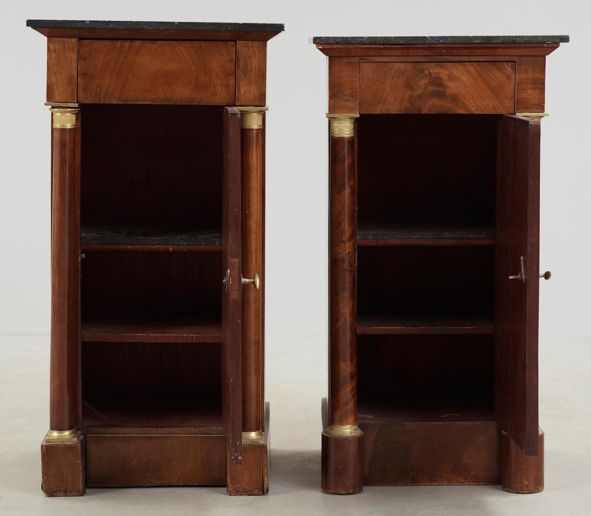 POTTSKÅP, ett par, empire, 1800-talets början.