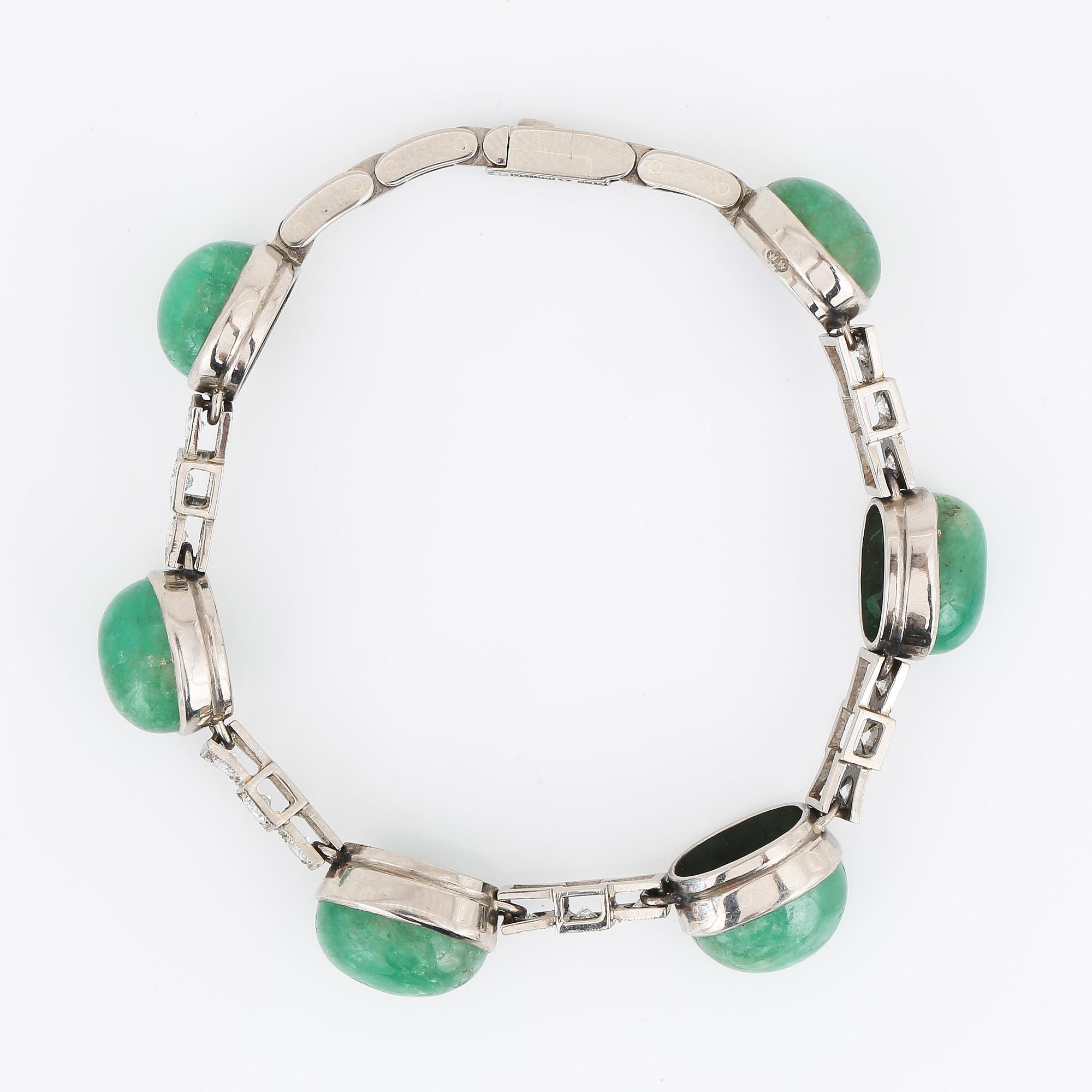 ARMBAND, vitguld 18K, cabochonslipade smaragder samt briljantslipade diamanter, BLg, Stockholm 1957. Tot ca 22 g.