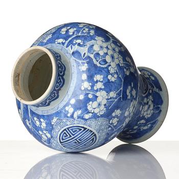 Vas, porslin. Qingdynastin, Kangxi (1662-1722).