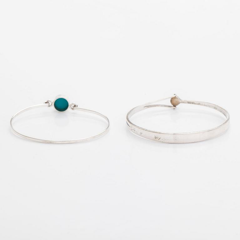 Rannekoruja, 2 kpl, sekä rintaneula, hopeaa ja värikiviä. Suomi 1958-1965.