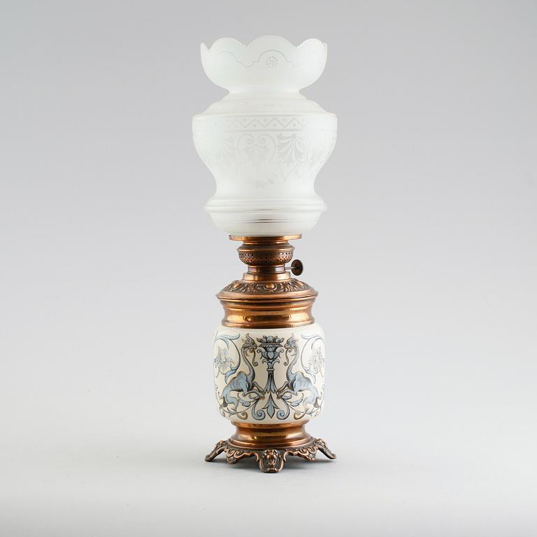 FOTOGENLAMPA, majolika och metall, tidigt 1900-tal.