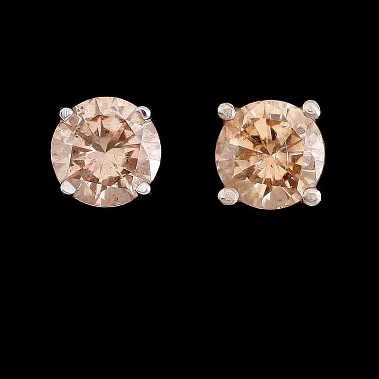 ÖRHÄNGEN, 1 par, 14 k vitguld, solitära briljantslipade diamanter tot ca 0.90 ct.