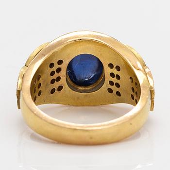 Torbjörn Tillander, ring, 18K guld, cabochonslipad safir och diamanter, Helsingfors 1985.