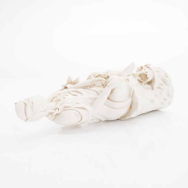 A blance de chine figure of Guanyin, Qing dynasty, 19th century.