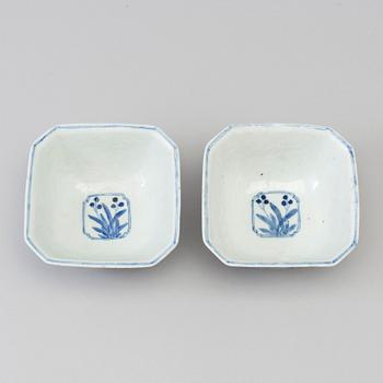 A pair of blue and white porcelain bowls, Qing dynasty, 19th century.