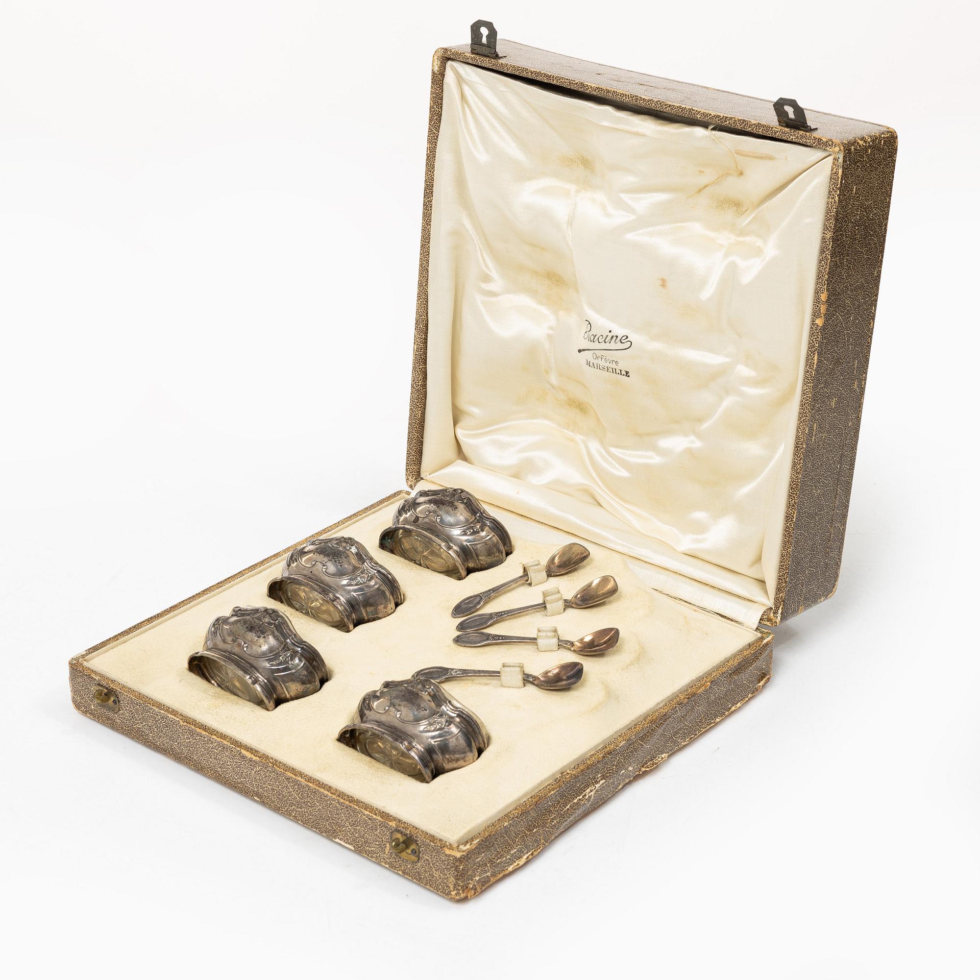 Four French silver salt cellars with spoons, mark of Oilier & Caron,  Paris, 1910-1936.