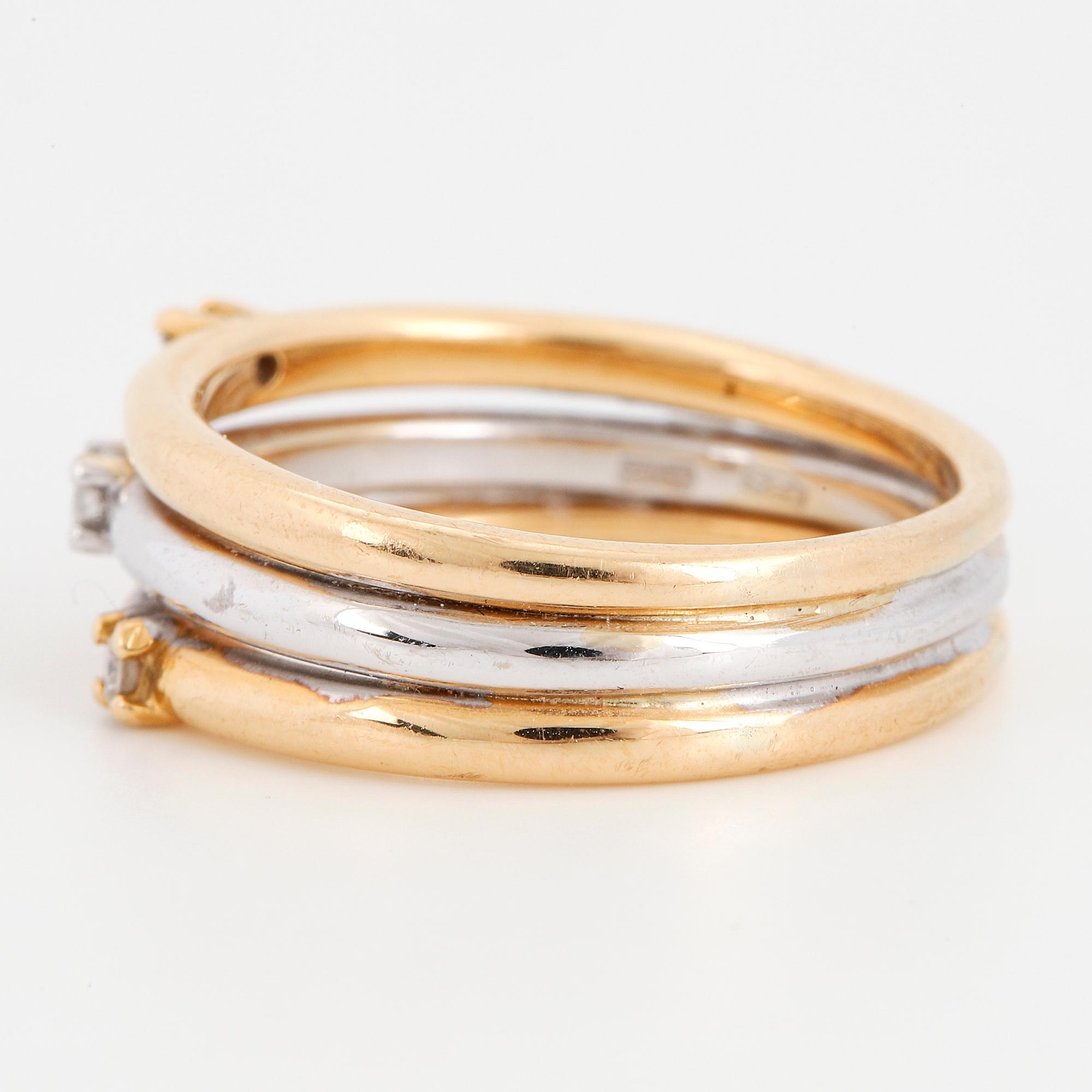 RING, 18K guld i två färger med tre små briljantslipade diamanter.