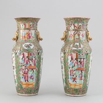 A pair of famille rose canton vases, Qing dynasty, late 19th century.