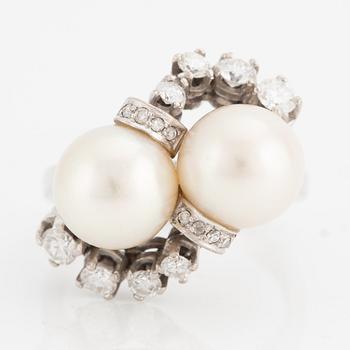 Ring, cocktail ring, 18K white gold with two cultured pearls and brilliant-cut diamonds.