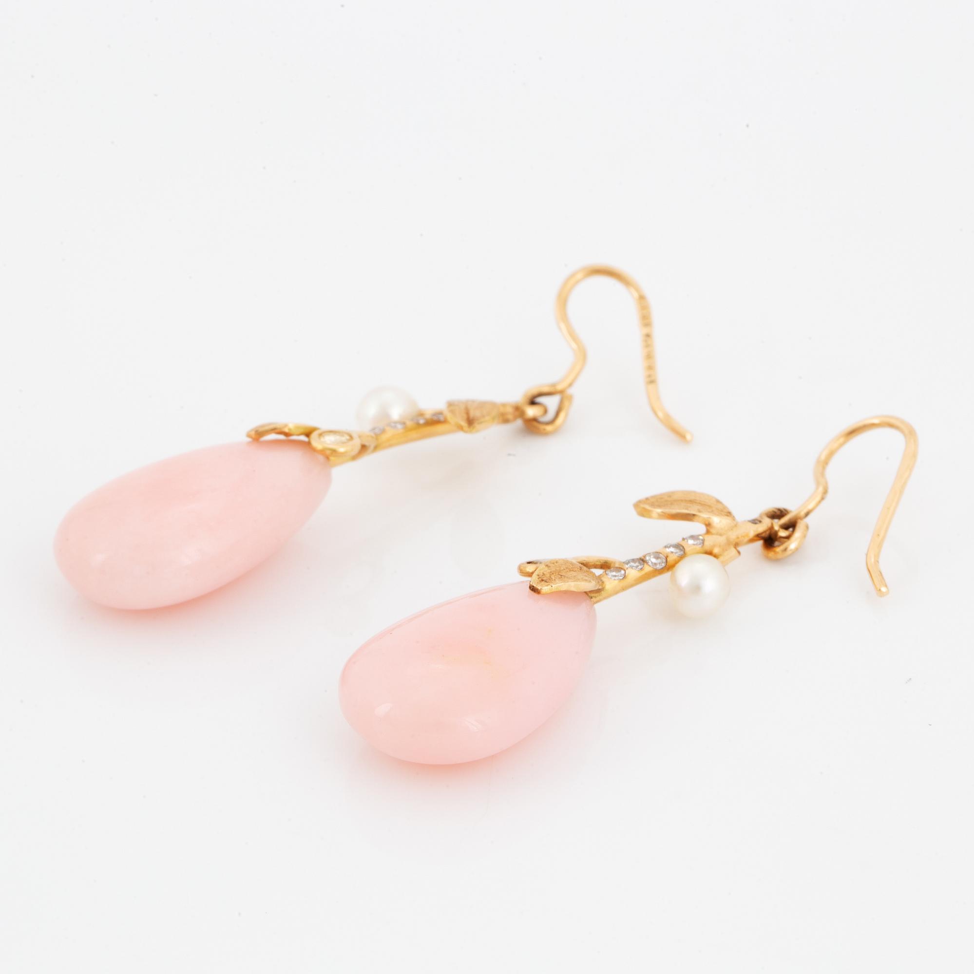 ÖRHÄNGEN, med rosa droppformade opaler, pärlor och diamanter.