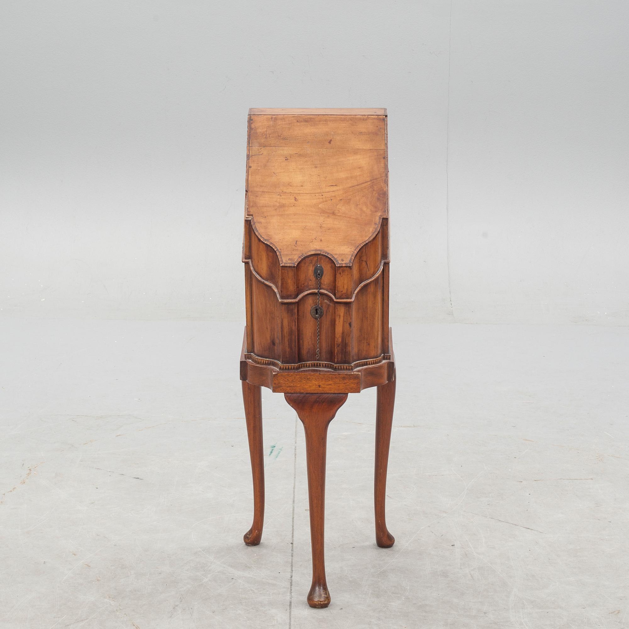 SCHATULL på ben, 1800-tal.