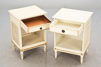 NATTDUKSBORD, 2 st snarlika. Gustaviansk stil. 1900-talets slut.