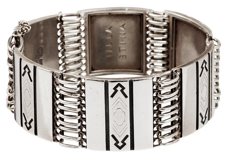 A Georg Jensen sterling bracelet designed by Oscar Gundlach-Pederson, executed in Copenhagen 1945-77.