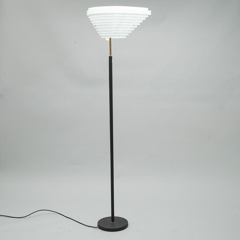 GOLVLAMPA, "Änglavinge" modell A805, design Alvar Aalto, Artek. Formgiven 1954.