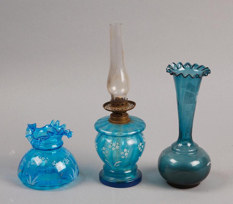 VAS samt FOTOGENLAMPA, glas, 1900-tal.