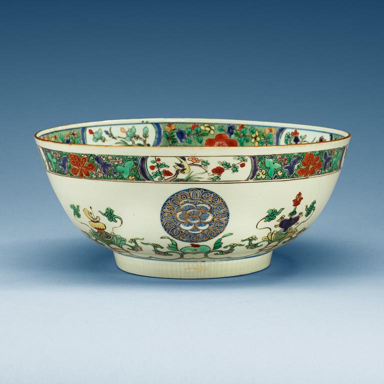 A famille verte punch bowl, Qing dynasty, Kangxi (1662-1722).