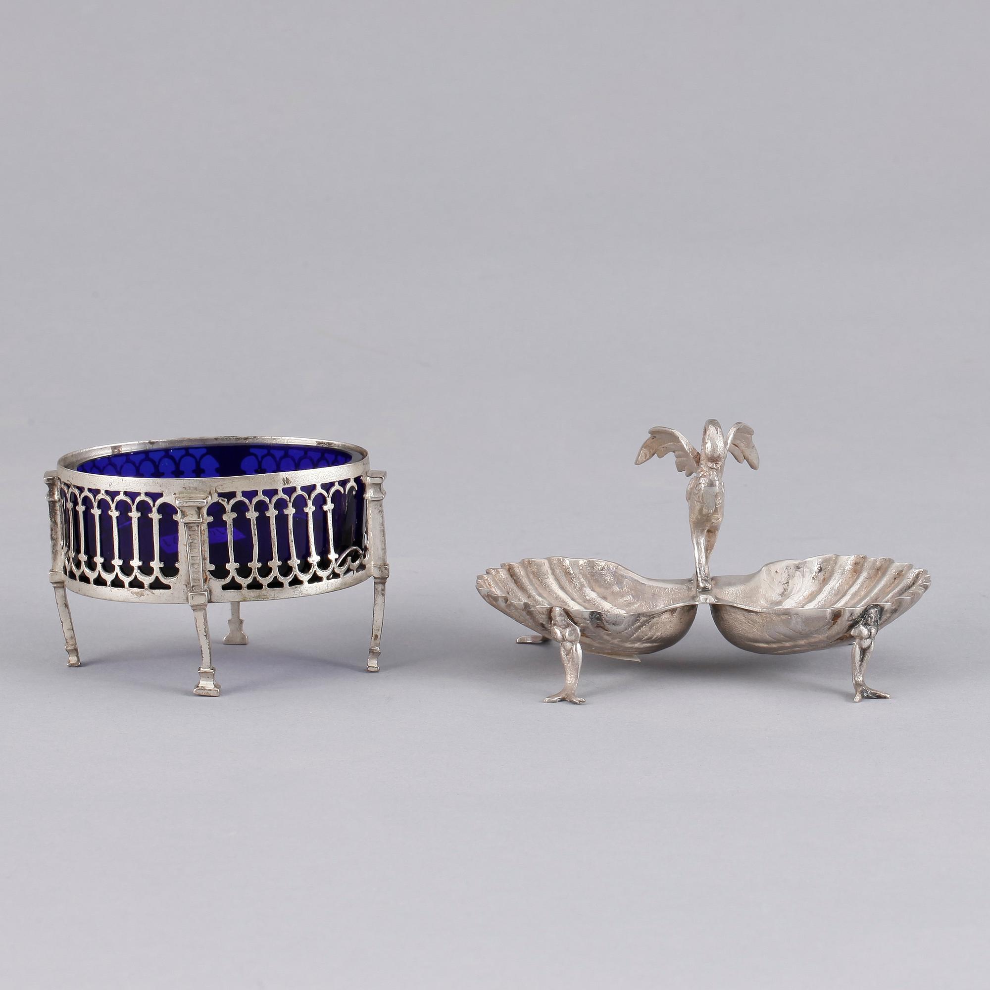 SALTKAR, 2 st, silver samt glas, det ena Augsburg, Tyskland 1700-tal. 136 g. 1700 samt 1900-tal. Vikt ca 134 gram.