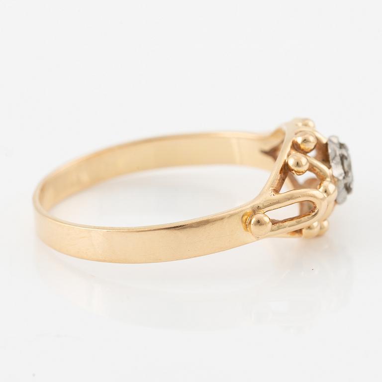 Ring in 18K gold set with a round brilliant-cut diamond.