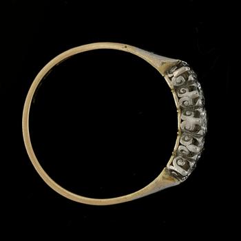 RING, 18k guld med 5 diamanter tot ca0,45ct. Vikt 2,9g.