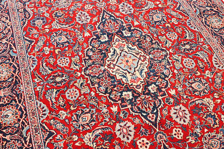 A Kashan carpet, c. 214 x 139 cm.