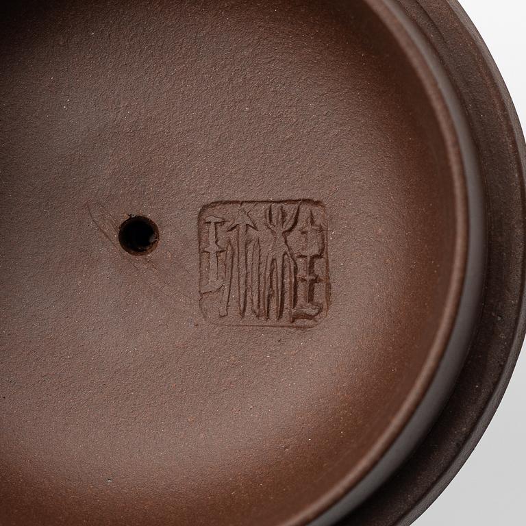 Zhou Guizhen, A yixing teapot, 1980s.