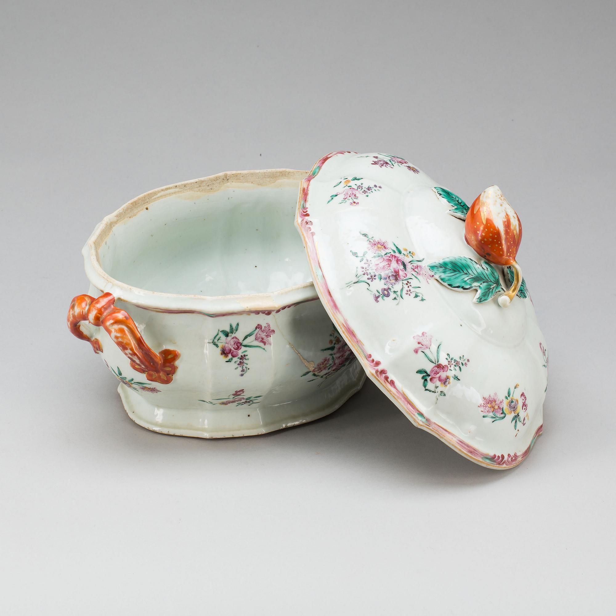 TERRIN MED LOCK, porslin, Kina. Qianlong (1736-95).