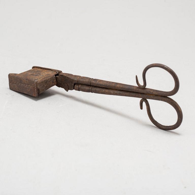 A PAIR OF IRON CANDLE SCISSORS, 17TH CENTURY.