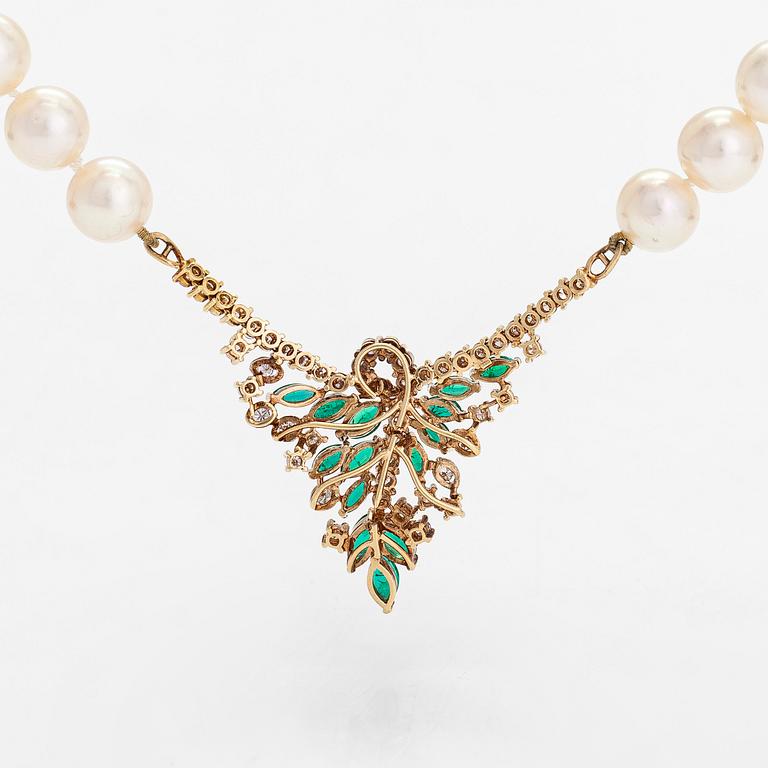 A cultured pearl necklace, pendant in 18K gold with emeralds and brilliant-cut diamonds.