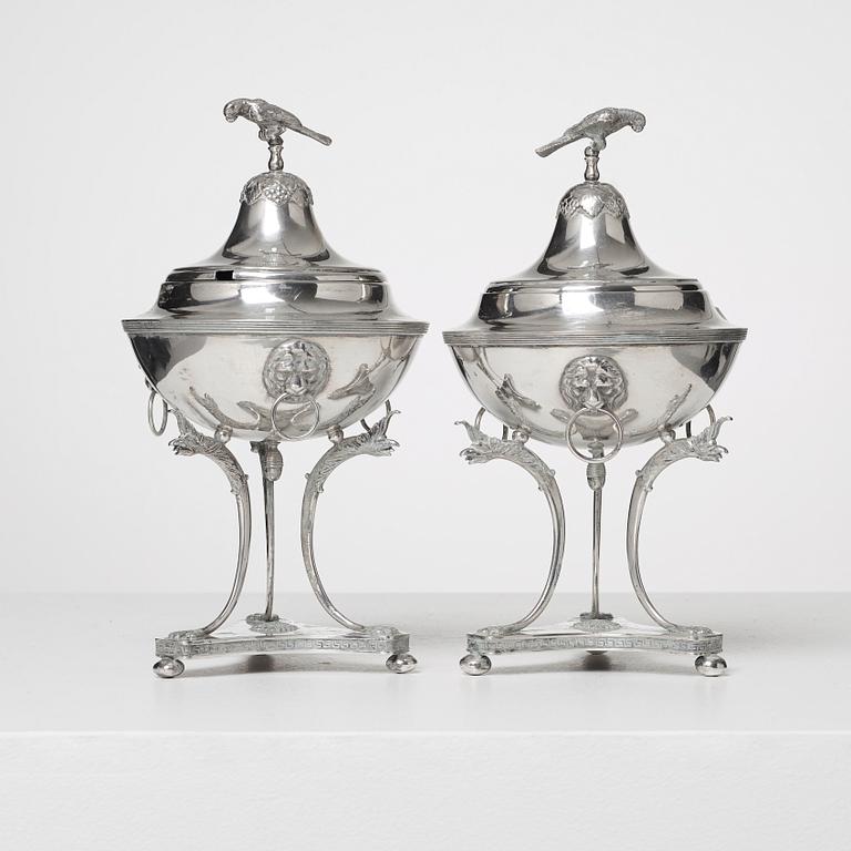 SOCKERSKÅLAR PÅ FOT, ett par, silver, empirestil, CG Hallberg, Stockholm 1916. Vikt tot ca 1100 gram.