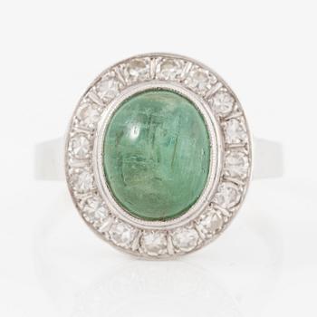 Ring in 18K white gold set with a cabochon-cut emerald and eight-cut diamonds.