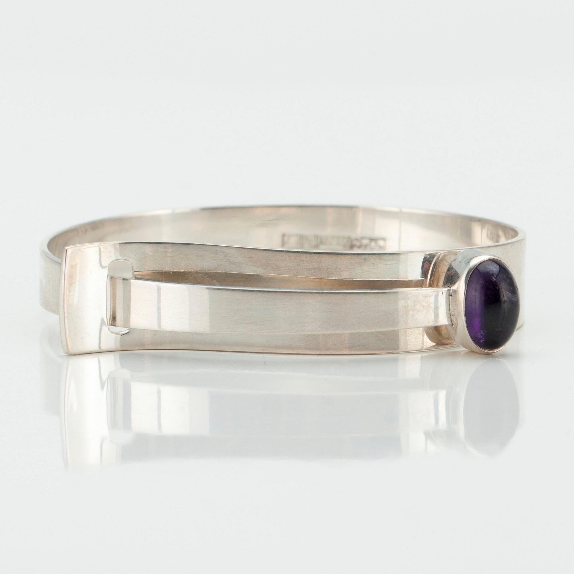 Elis Kauppi, A BRACELET, sterling silver, cabochon cut amethyst, Kupittaan Kulta 1959.