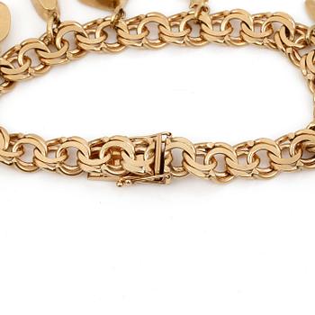 ARMBAND, 18K guld med berlocker varav de flesta är 18K guld. Total vikt 31,76 g.