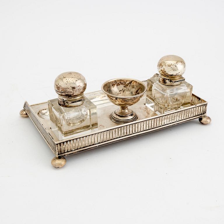 A Swedish 20th century sivler desk stand mark of CG Hallberg Stockholm 1911, weight 626 grams (not including inkstands).