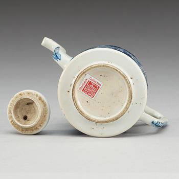 A blue and white tea pot with cover. Qing dynasty, Kangxi (1662-1722).