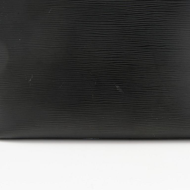 Louis Vuitton, a 'Neverfull MM' bag.