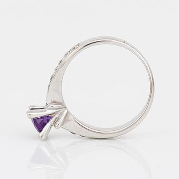 RING, 18K vitguld med ametist, ca 0,80 ct och briljantslipade diamanter, tot ca 0,20 ct. Total vikt ca 4,19 g.