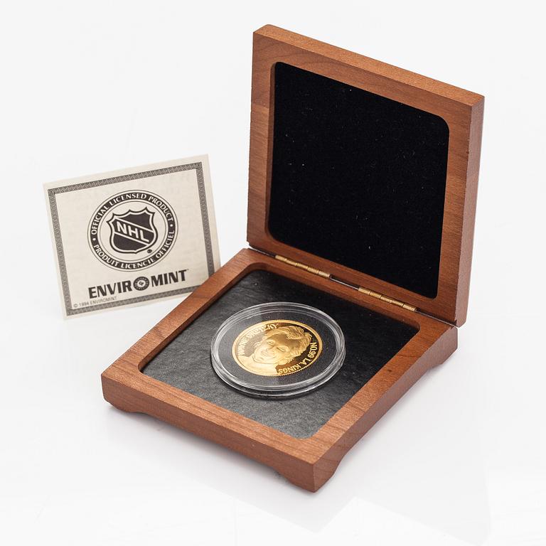 Commemorative medallion, Wayne Gretzky, 24K gold, no. 93/194.