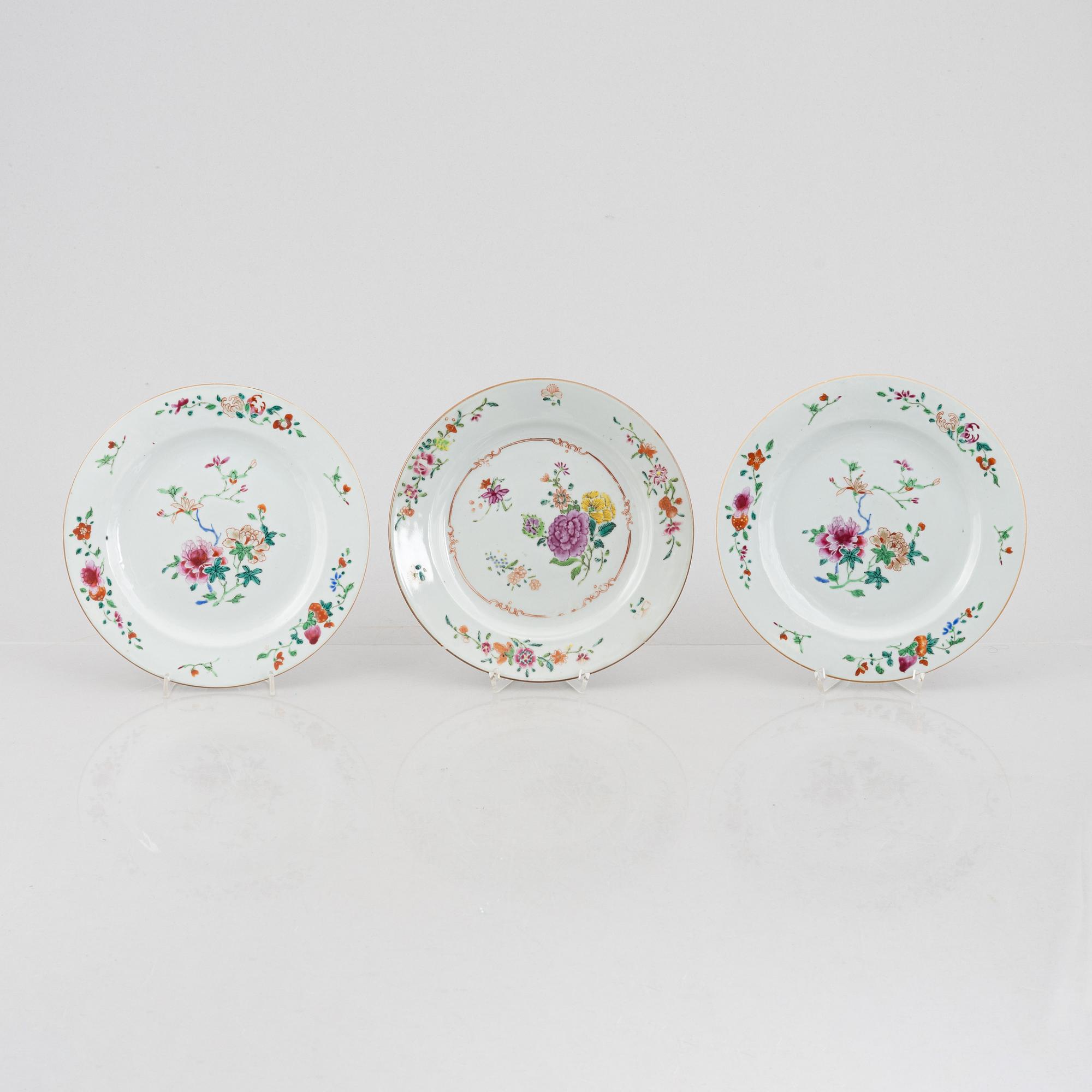 Five Famille rose plates and a charger, China, Qianlong (1736-95).