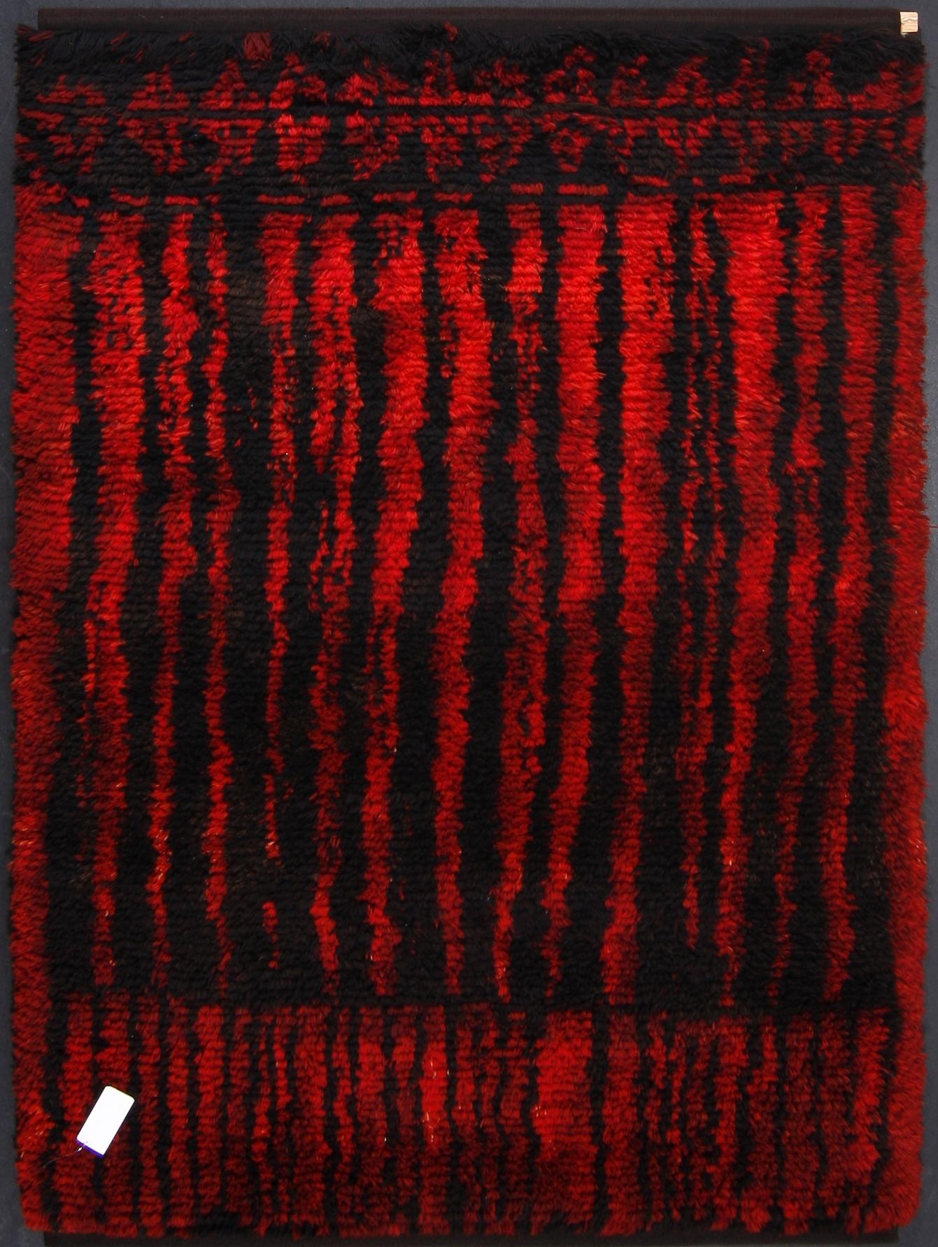 RYAMATTA, "Rödsvart" Komponerad av Kirsti Ilvessalo. Ca 180 x 135.