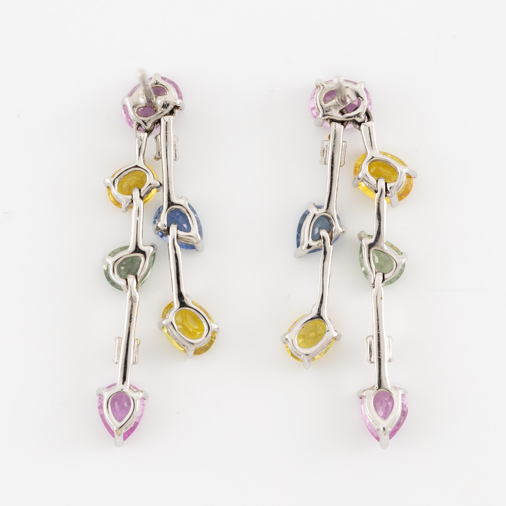 Earrings in 18K white gold set with drop-cut and oval-cut sapphires of various colours and brilliant-cut diamonds.