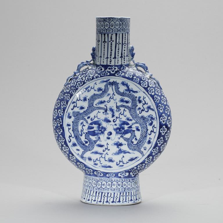 PILGRIMSKRUS, porslin. Sen Qing dynastin (1644-1912).