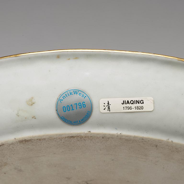 An armorial serving dish, Qing dynasty, Jiaqing (1796-1820).