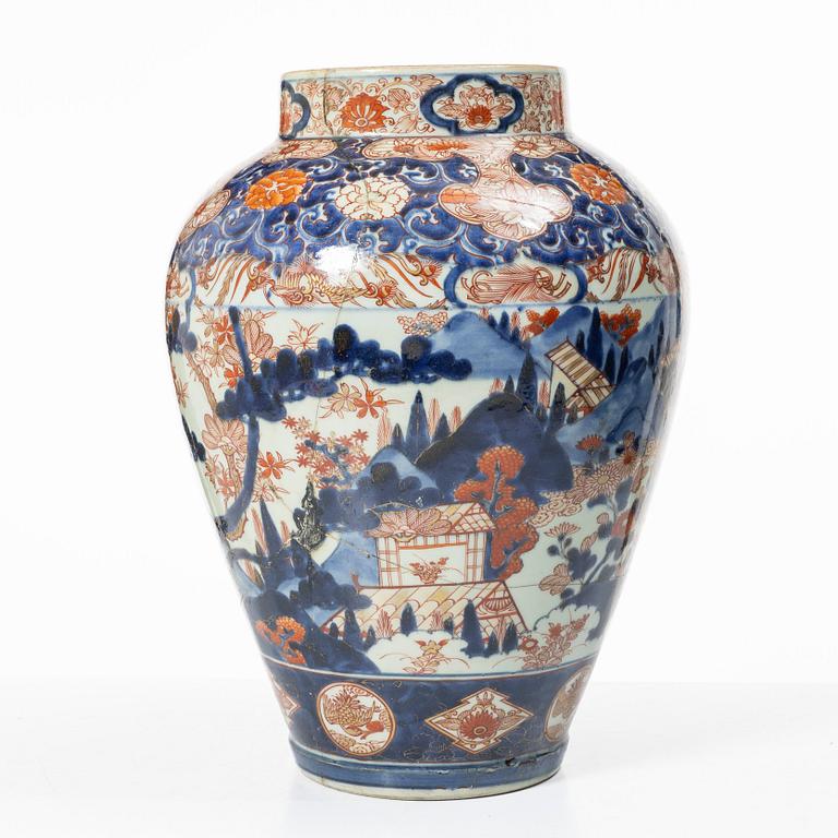 An Imari porcelain urn, Japan, 19th century.