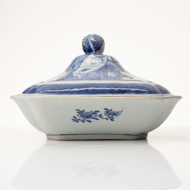 Karott med lock, porslin. Qingdynastin, Jiaqing (1796-1820).