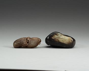 SKULPTURER, två stycken nefrit och svartgrön sten. Sen Qing dynastin (1644-1912).