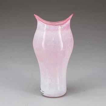 VAS, glas, Ulrica Hydman Vallien, Kosta Boda. 1900-talets andra hälft.