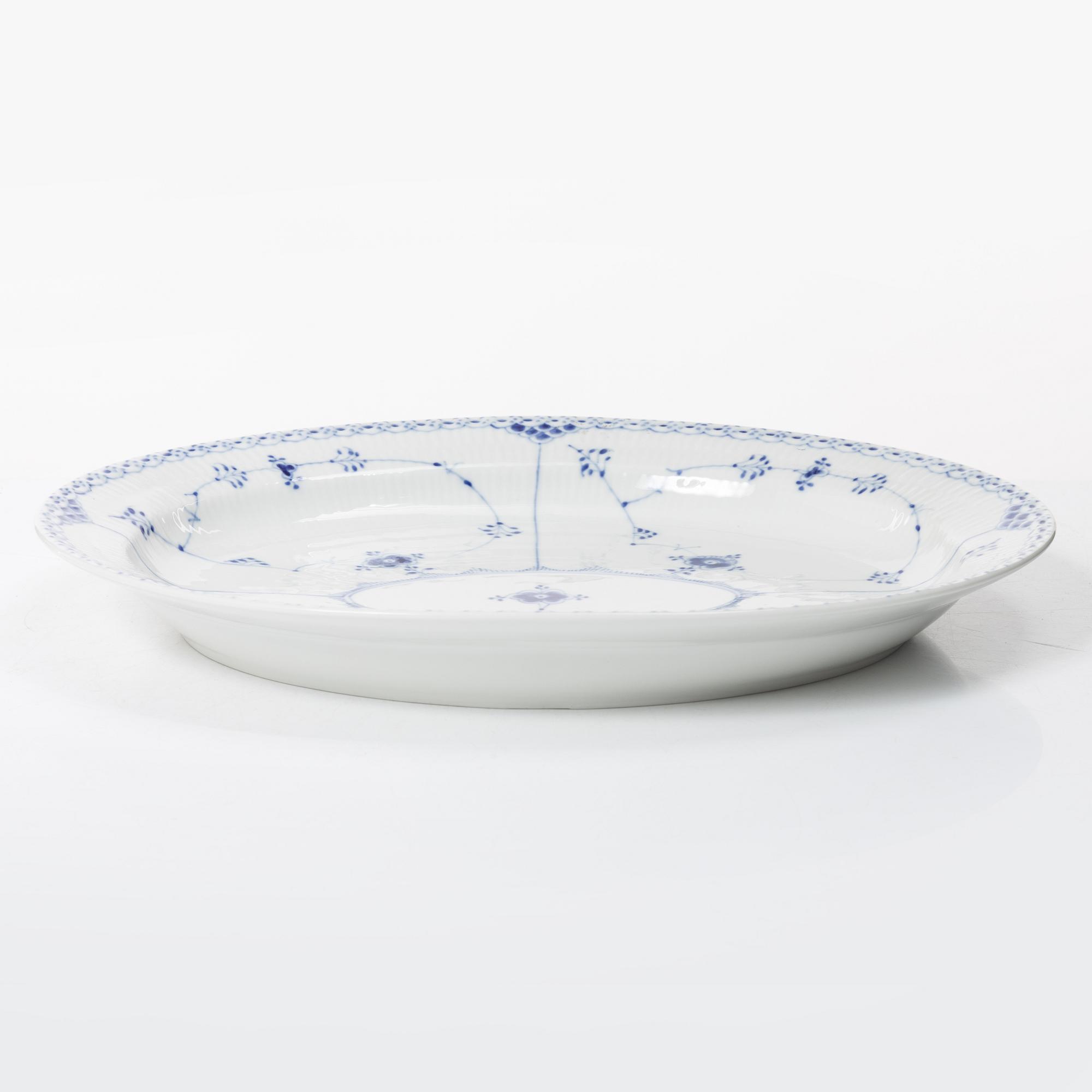 Royal Copenhagen, A pair of serving dishes, porcelain, model 534, “Musselmalet”, Half Lace, Denmark, 1964 and 1969–1974.