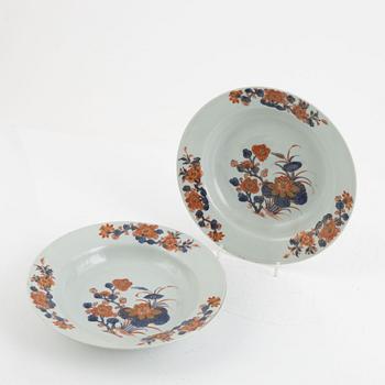 A pair of Imari porcelain soup plates, China, Qinalong (1736-95).