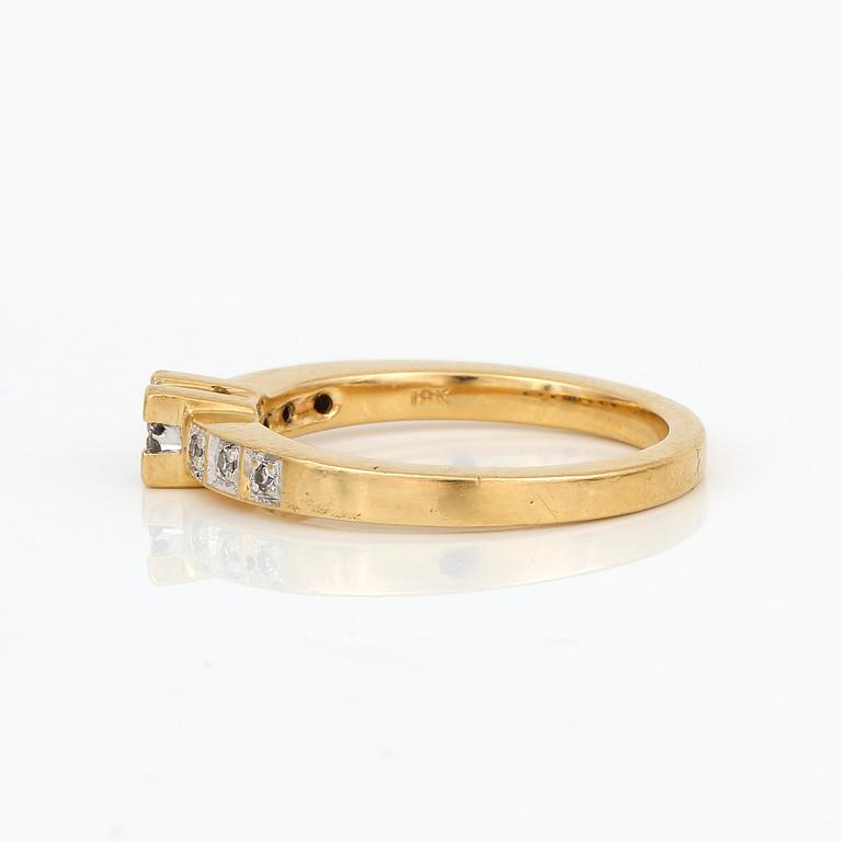 RING, 18K guld med åttkant och prinsesslipade diamanter, tot ca 0,26 ct. Total vikt ca 5,49 g.