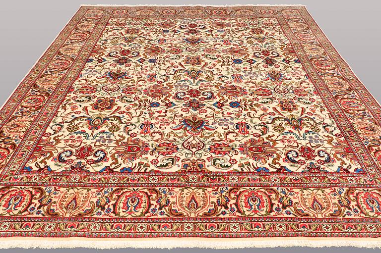 A CARPET, Tabriz, ca 398 x 287 cm.
